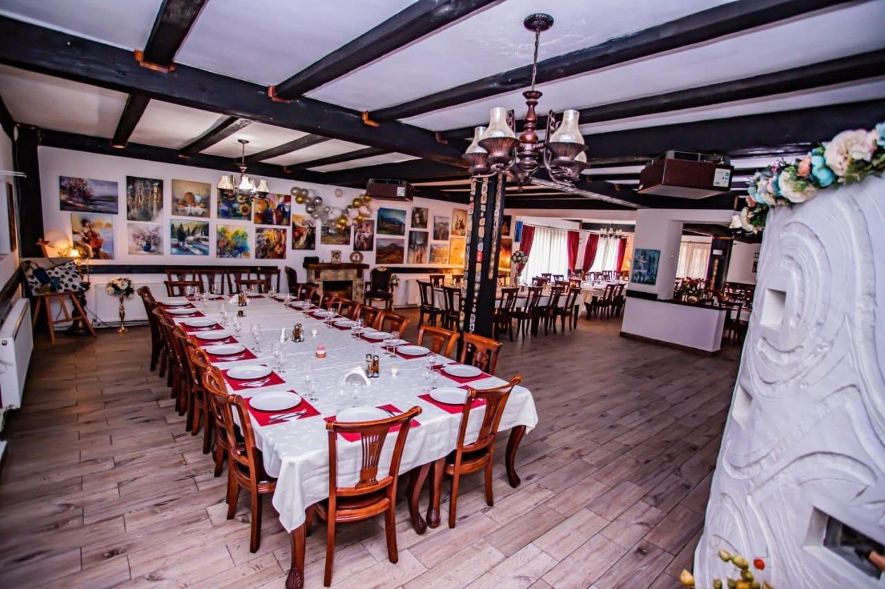 Hôtel Casa Octavian à Sucevita Extérieur photo