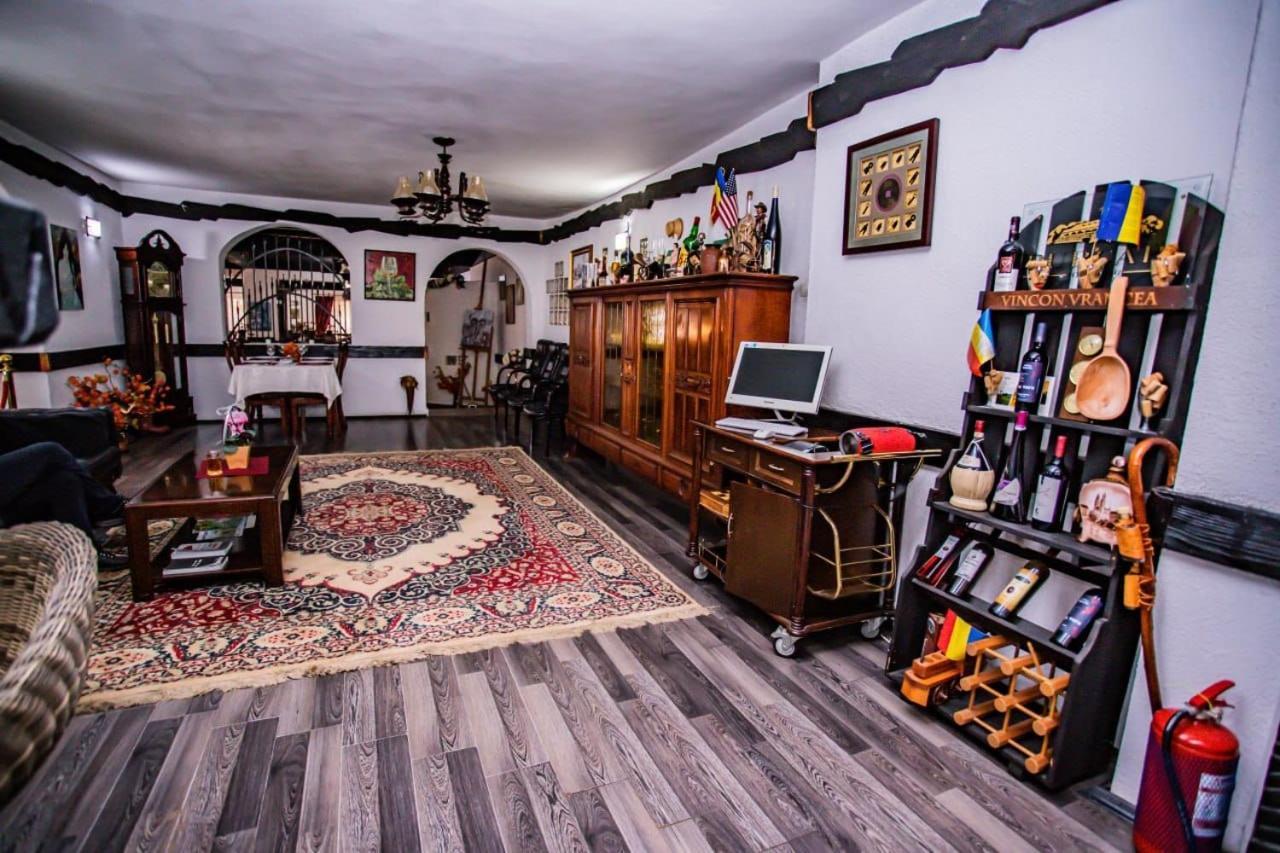 Hôtel Casa Octavian à Sucevita Extérieur photo
