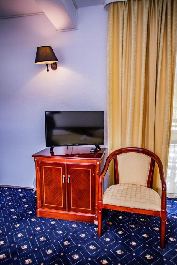 Hôtel Casa Octavian à Sucevita Extérieur photo