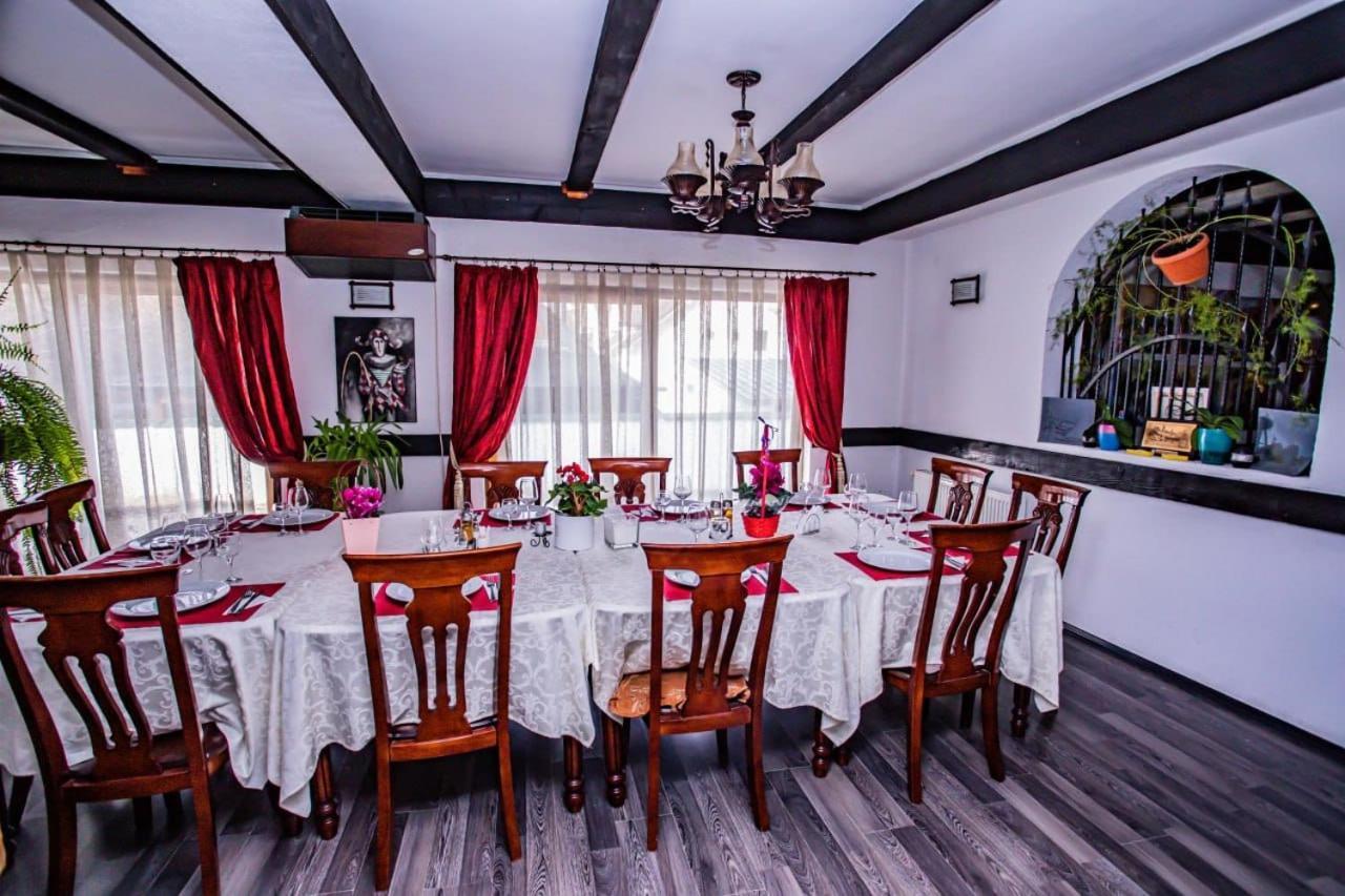 Hôtel Casa Octavian à Sucevita Extérieur photo