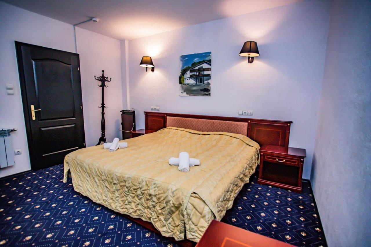Hôtel Casa Octavian à Sucevita Extérieur photo