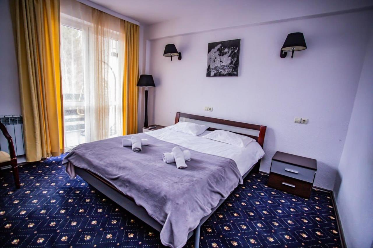 Hôtel Casa Octavian à Sucevita Extérieur photo