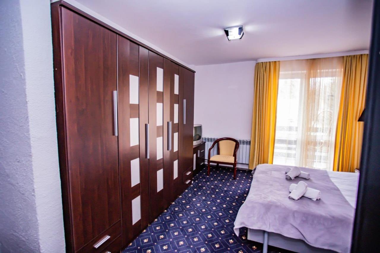 Hôtel Casa Octavian à Sucevita Extérieur photo