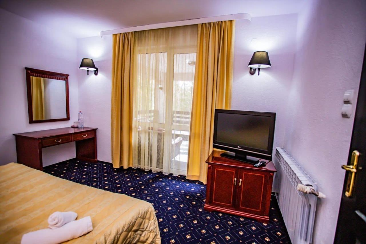 Hôtel Casa Octavian à Sucevita Extérieur photo