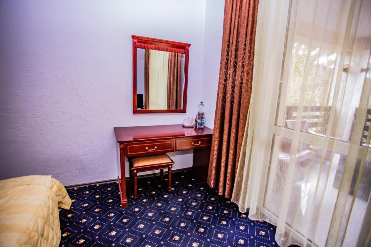 Hôtel Casa Octavian à Sucevita Extérieur photo