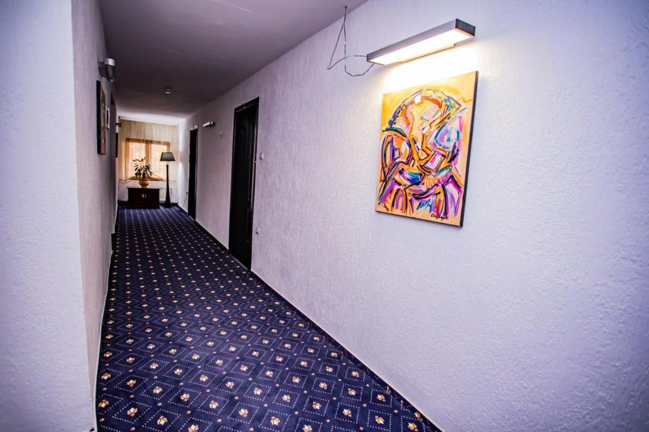 Hôtel Casa Octavian à Sucevita Extérieur photo