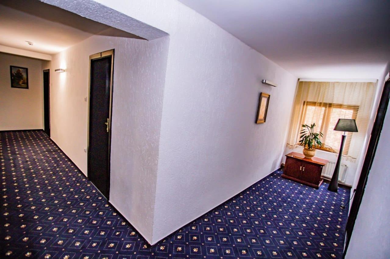 Hôtel Casa Octavian à Sucevita Extérieur photo