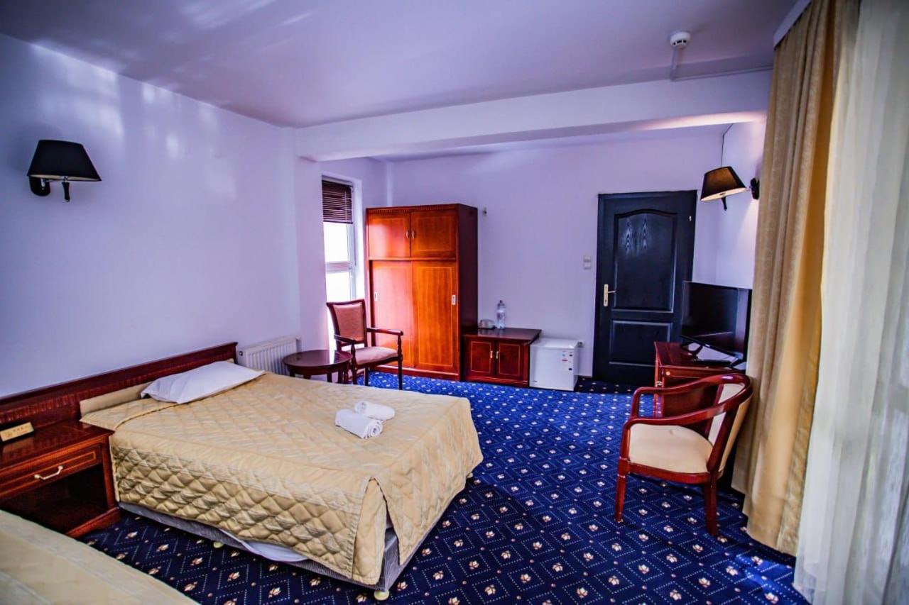 Hôtel Casa Octavian à Sucevita Extérieur photo
