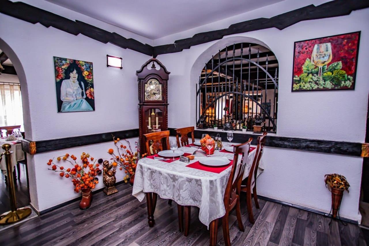 Hôtel Casa Octavian à Sucevita Extérieur photo