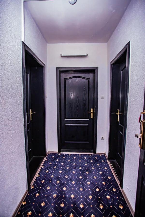 Hôtel Casa Octavian à Sucevita Extérieur photo