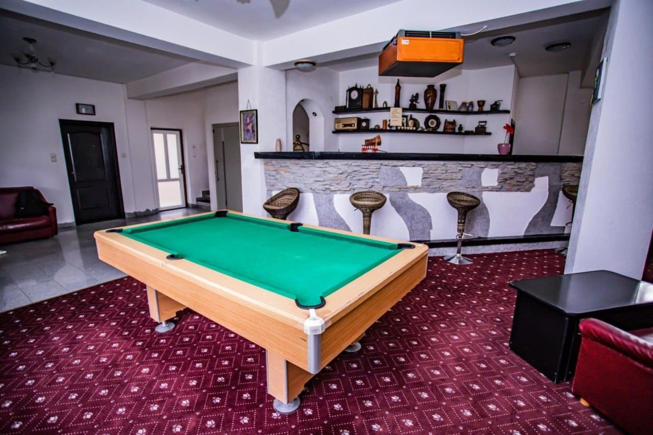 Hôtel Casa Octavian à Sucevita Extérieur photo