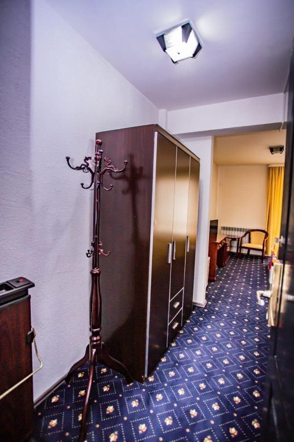 Hôtel Casa Octavian à Sucevita Extérieur photo