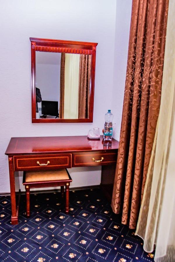 Hôtel Casa Octavian à Sucevita Extérieur photo